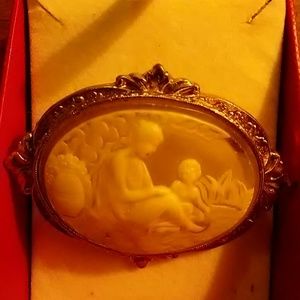 Vintage Mother/Child Cameo Brooch
